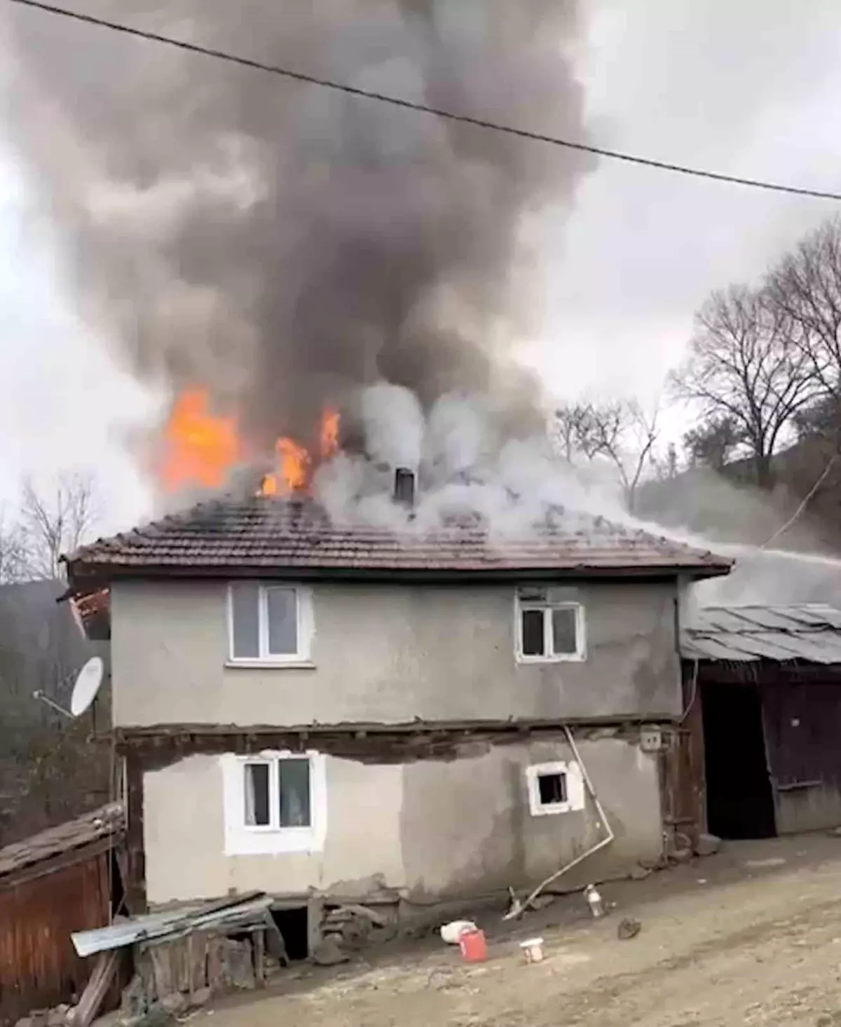 Kastamonu\'da yangın: 2 katlı ev kül oldu