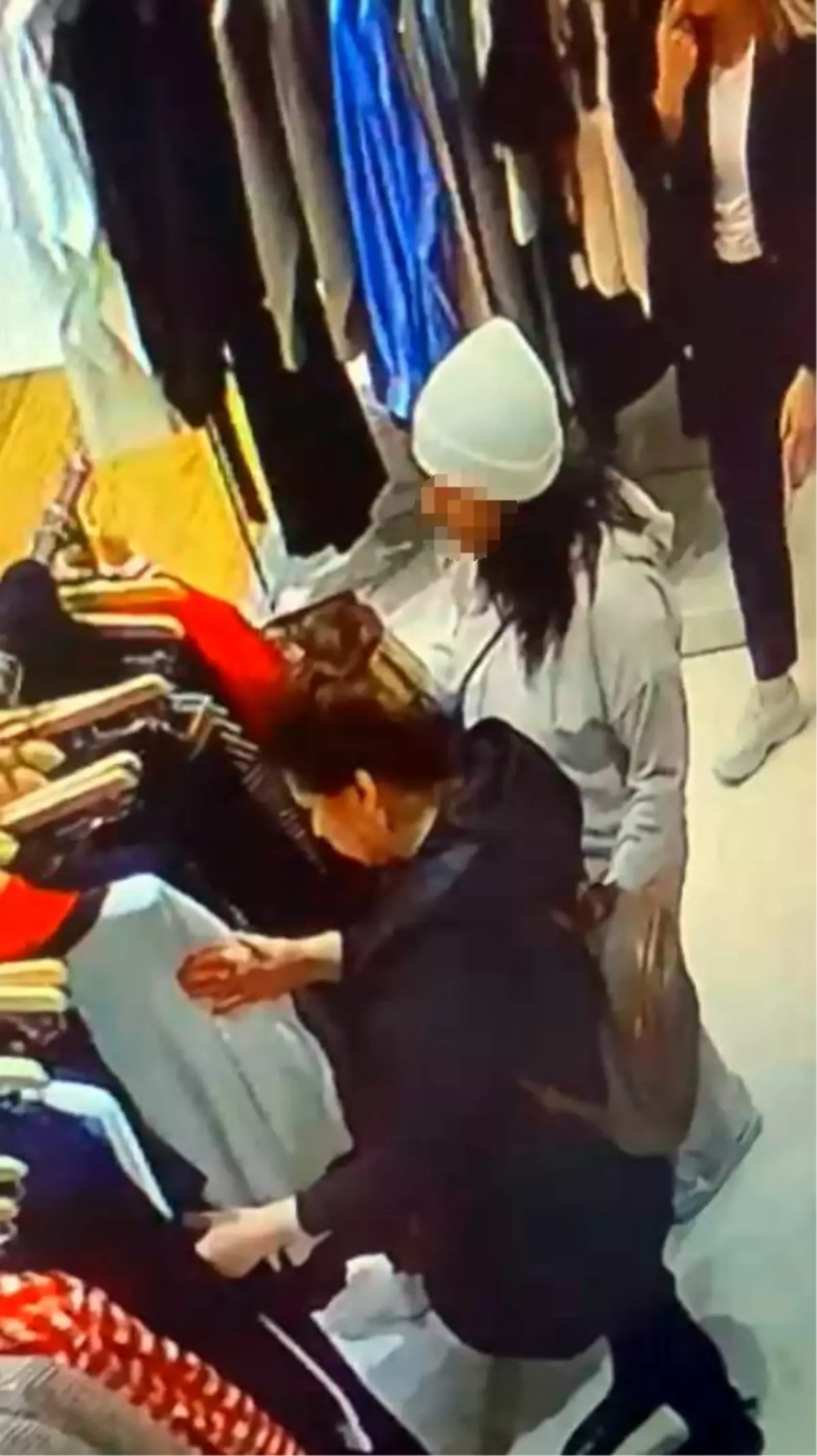 Esenyurt\'ta Kadın Hırsız Kameralara Yakalandı