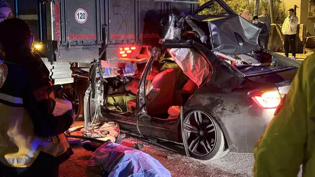 Lüks otomobil kamyona ok gibi saplandı! Bilanço ağır