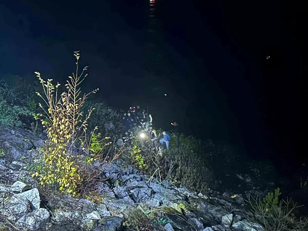 İnebolu\'da Kaza: Otomobil Şarampole Yuvarlandı