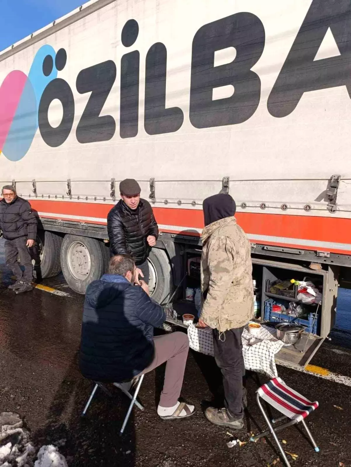 Posof Belediyesi\'nden yolda kalan tır şoförlerine sıcak çorba