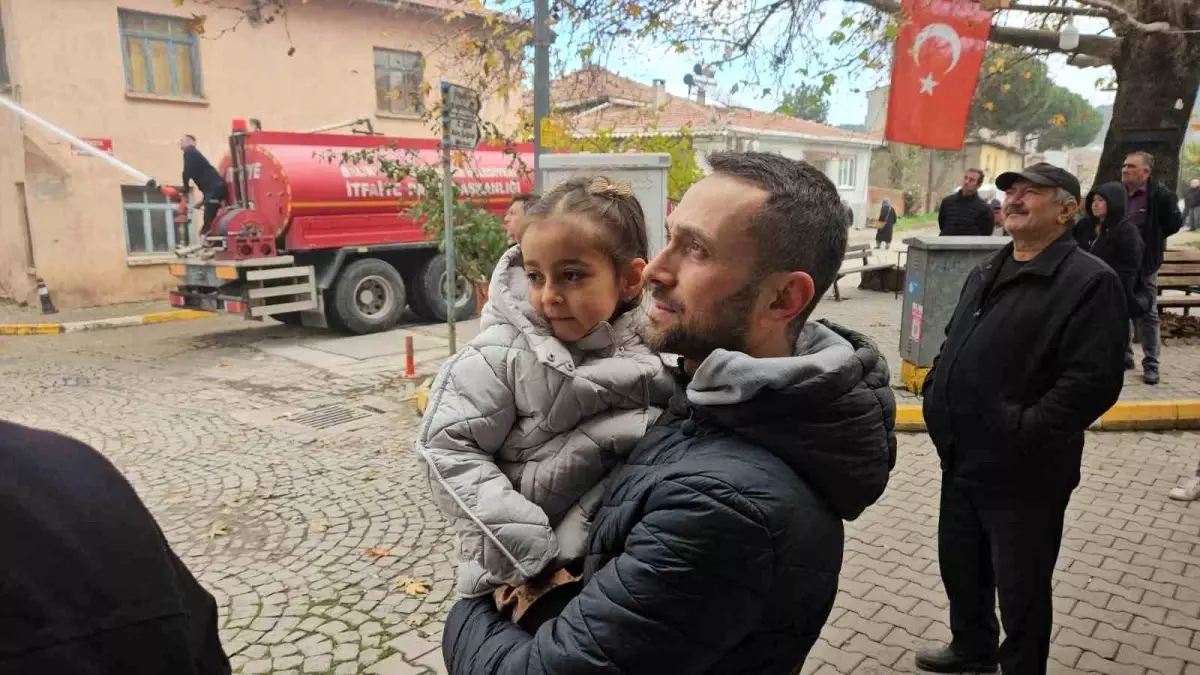 Sındırgı\'da evlerinin yıkılışını hüzünlü gözlerle izlediler