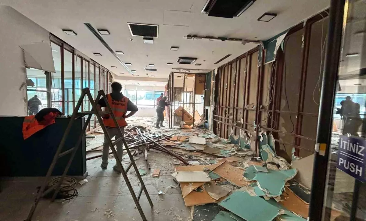 Görüntüler İstanbul\'daki ünlü AVM\'den! Balyozu vurup tek tek yıktılar