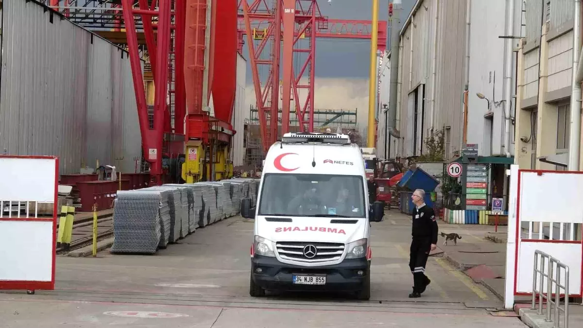 Tuzla\'da Tersanede İnşaat İskelesi Çöktü