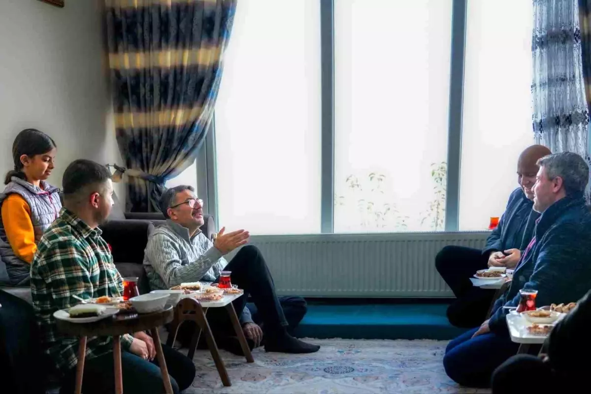 Vali Ali Çelik\'ten Şehit Er Halit Tatlı\'nın ailesine ziyaret