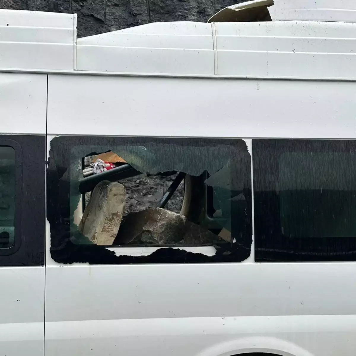 Artvin\'de Heyelan: Minibüse Kaya Düştü