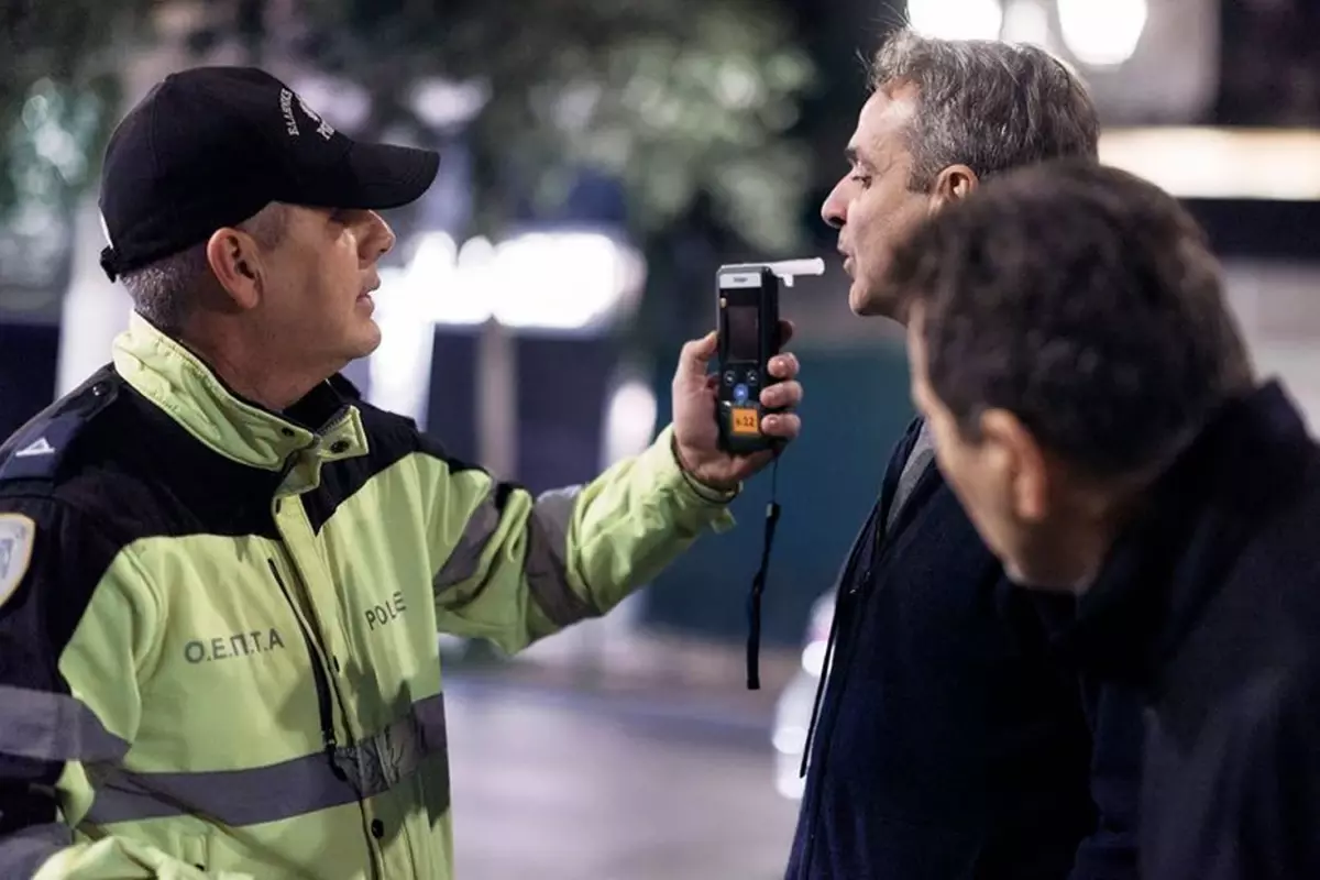 Yunanistan\'da olay görüntü! Başbakanı durdurup alkolmetre üflettiler