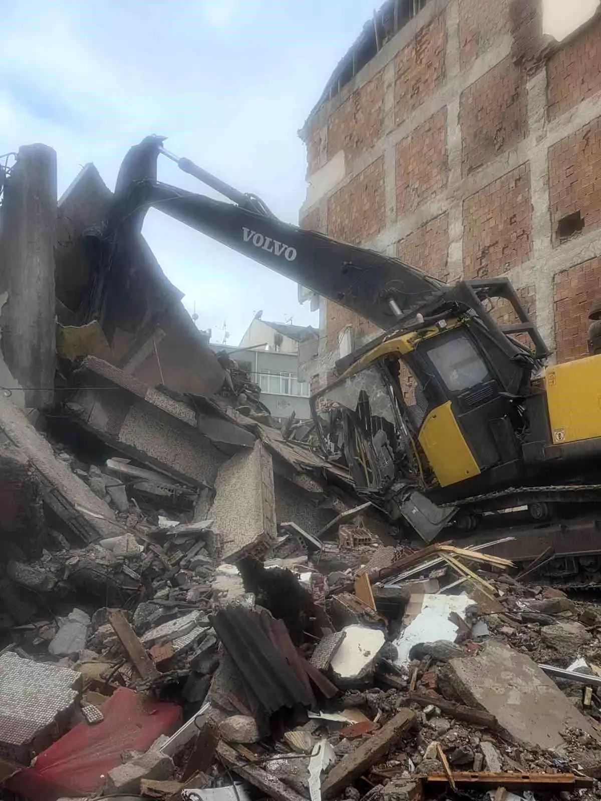 Zeytinburnu\'nda yıkım sırasında beton parçaları iş makinesine düştü: Operatör yaralandı