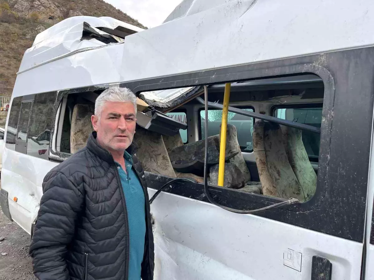 Artvin’de Minibüse Kaya Parçaları Düştü