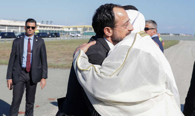 BAE Devlet Başkanı Al Nahyan, Türklerin katili 3. Makarios'un anıtına çelenk bıraktı