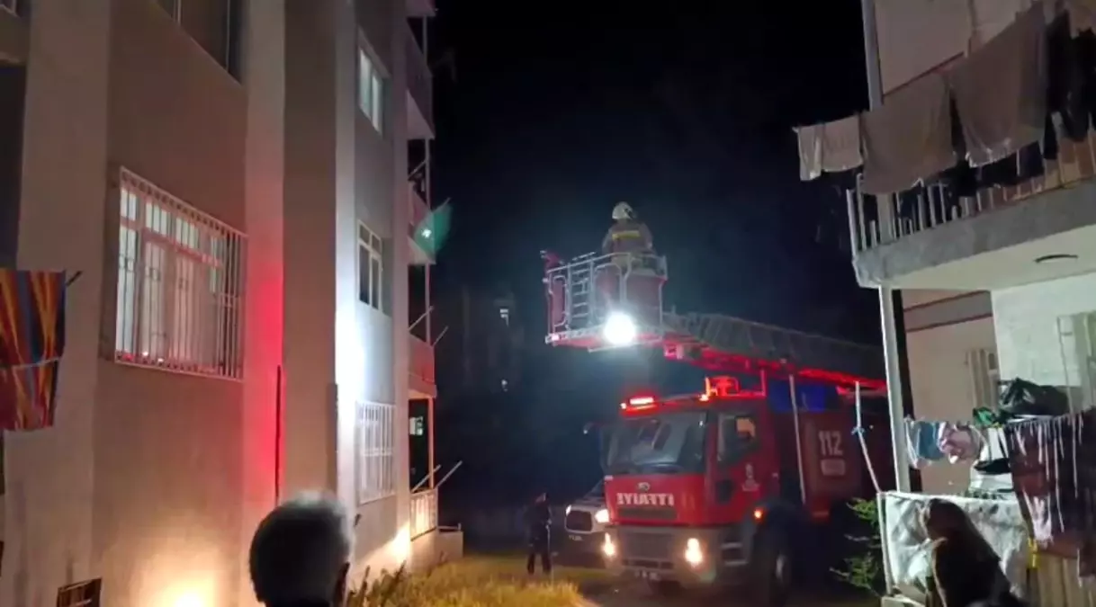 Balkondan düşerek yaralanan yaşlı adam operasyonla kurtarıldı