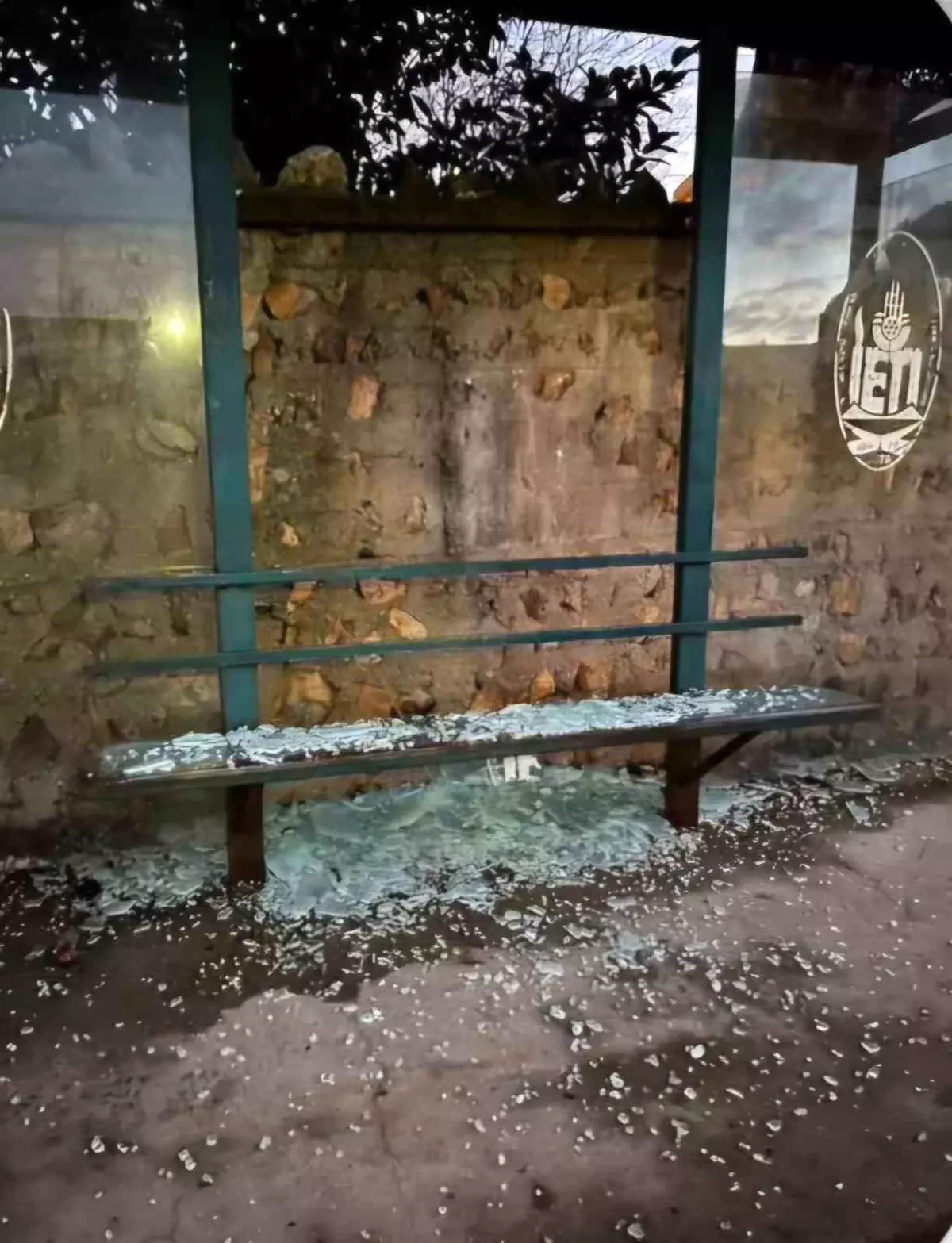 Beykoz\'da Airsoft Tabanca ile Duraklara Saldırı