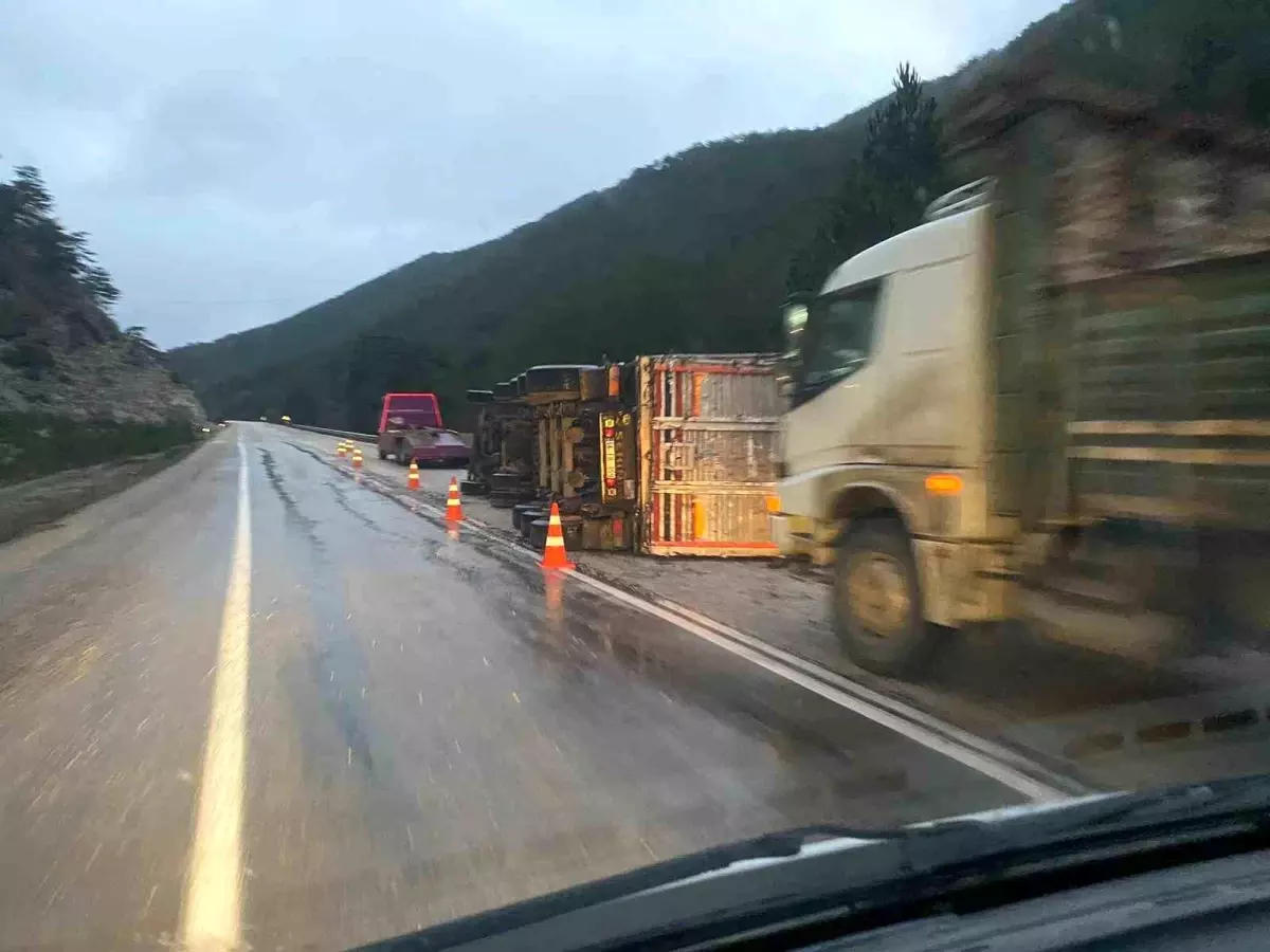 Bolu\'da Tır Devrildi