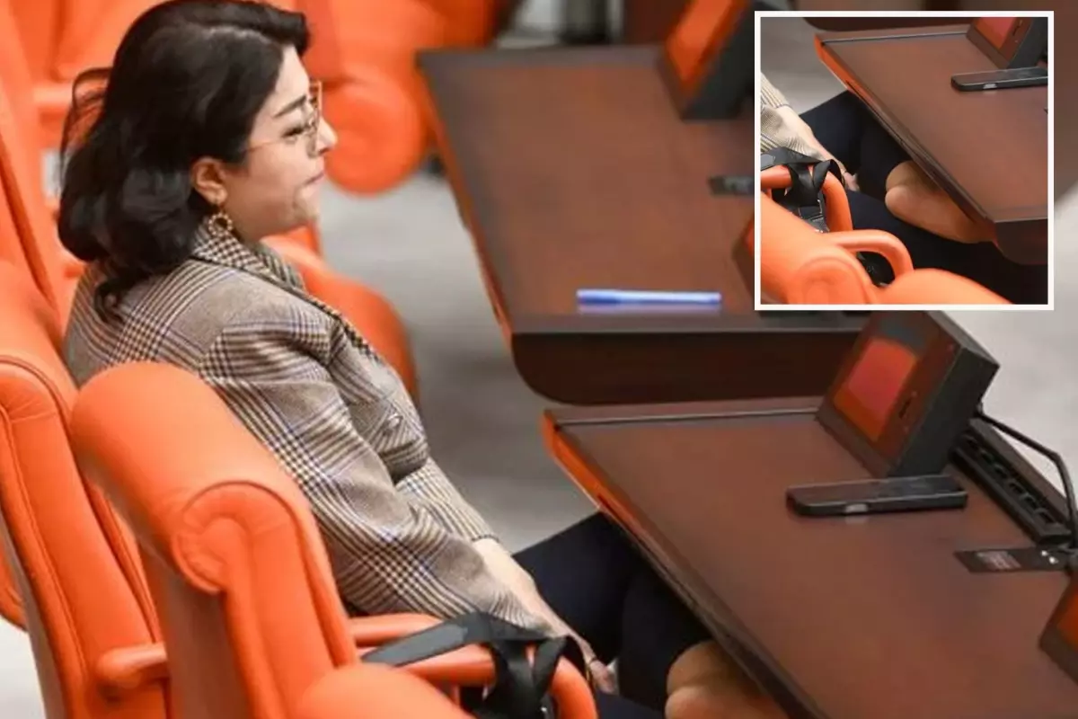 DEM Partili Öznur Bartın TBMM\'de ayakkabılarını çıkardı