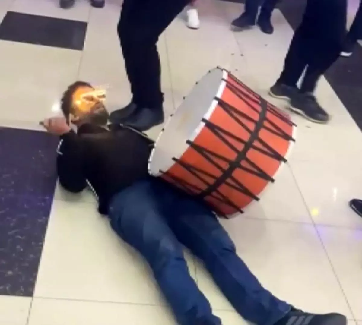 Elazığ\'da Düğünde Renkli Davul Performansı