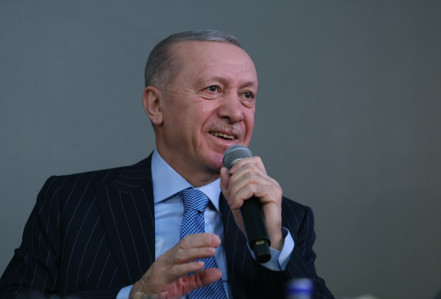 Erdoğan, Merkel ile bayrak anısını anlattı: Şaşkın şaşkın bana bakıp gülmeye başladı