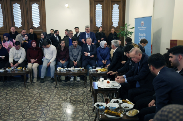 Erdoğan, Merkel ile bayrak anısını anlattı: Şaşkın şaşkın bana bakıp gülmeye başladı