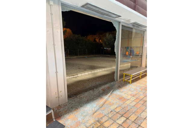 Fransa'da anne ve kızı havuzun dibini boyladı Fransa'da anne ve kızı havuzun dibini boyladı