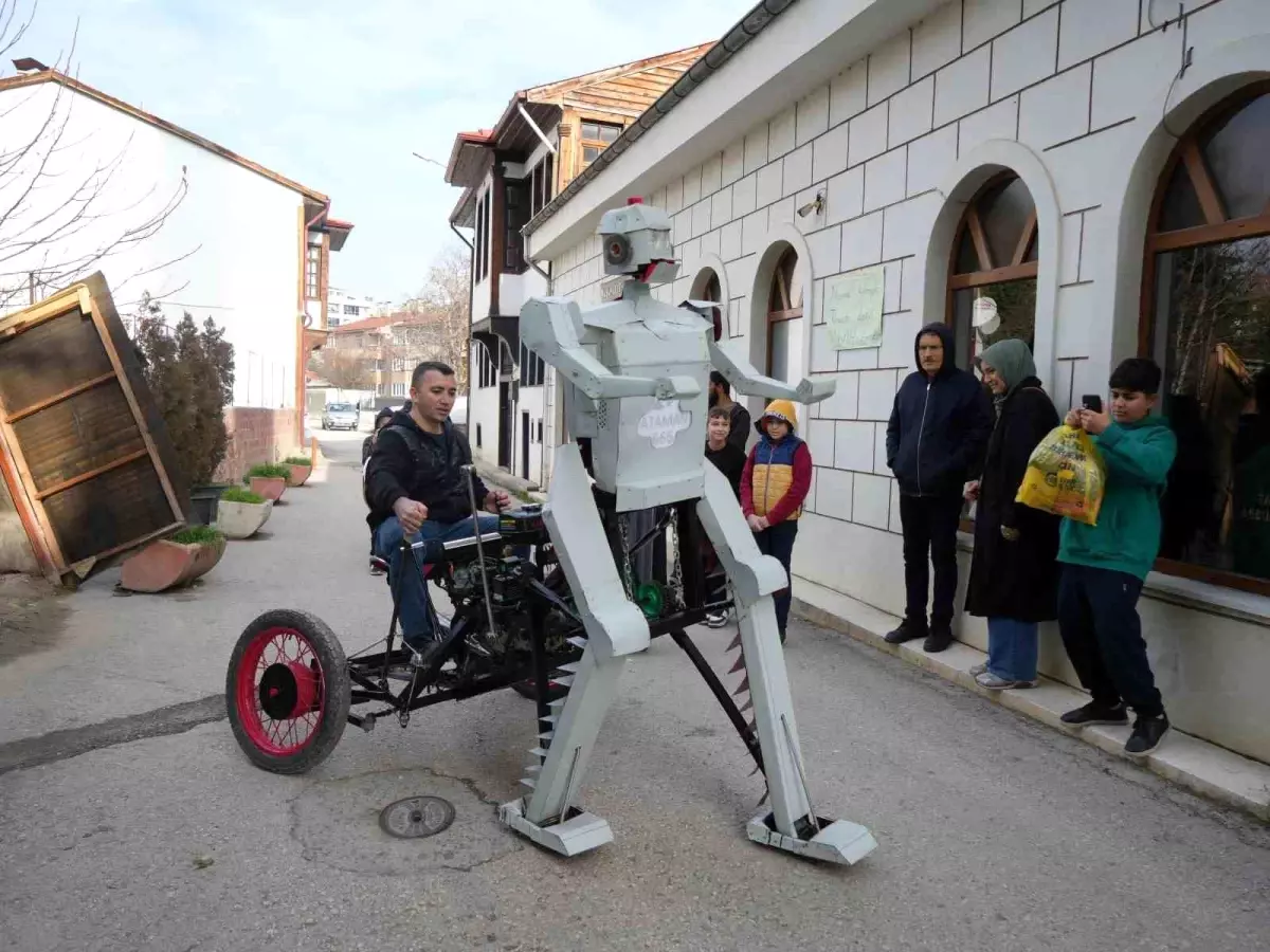 Kastamonu\'da Yürüyen Robot Heyecan Yarattı