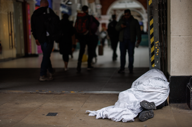 İngiltere'de evsizlik krizi derinleşiyor: Yüzbinler sokakta yaşıyor