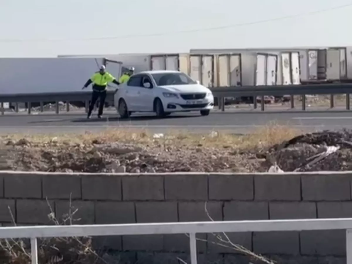 Trafik Polisi Arızalı Aracı Yolda Çekti