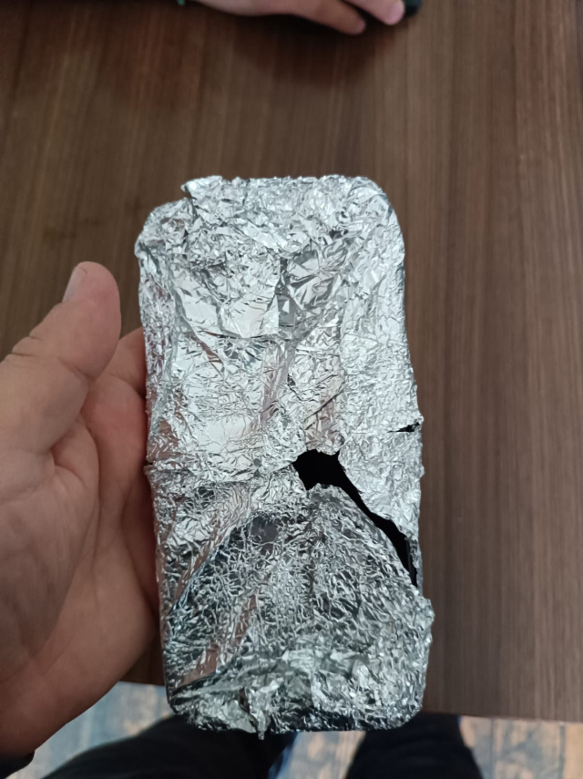 Sinyal tespit edilmesin diye telefonu alüminyum folyoya sardılar Sinyal tespit edilmesin diye telefonu alüminyum folyoya sardılar