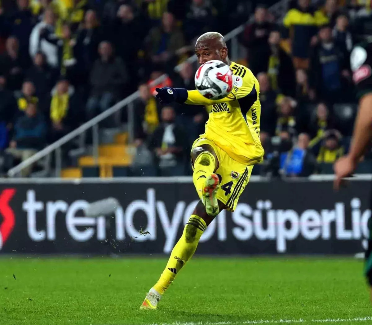 Fenerbahçe Konyaspor\'u 4-0 Mağlup Etti