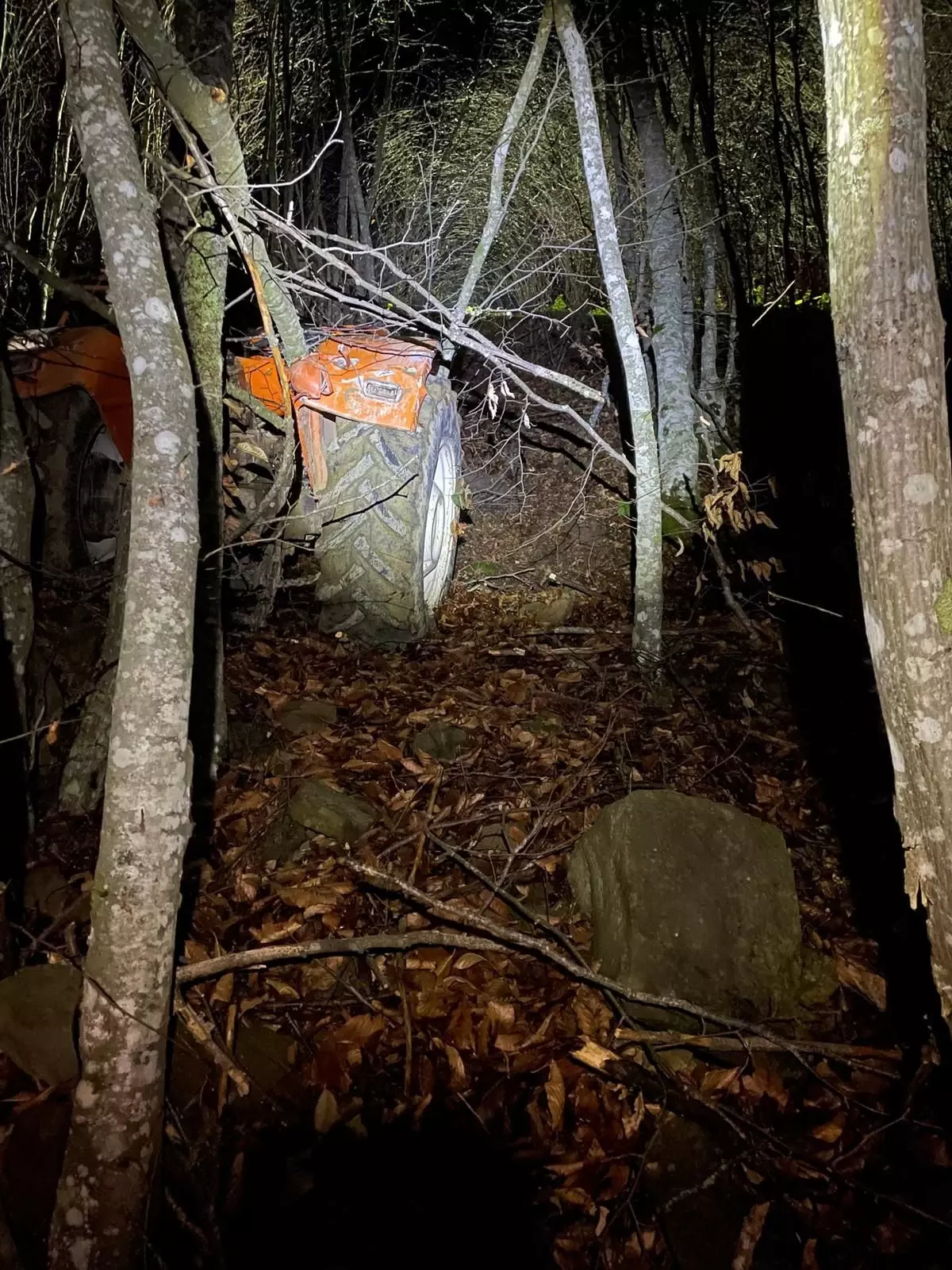 Traktör Uçuruma Düştü: 1 Ölü, 1 Yaralı