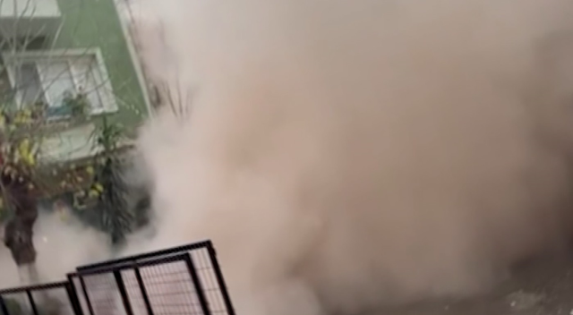 Yıkılan 4 katlı binanın en üst katı ayakta kaldı Yıkılan 4 katlı binanın en üst katı ayakta kaldı