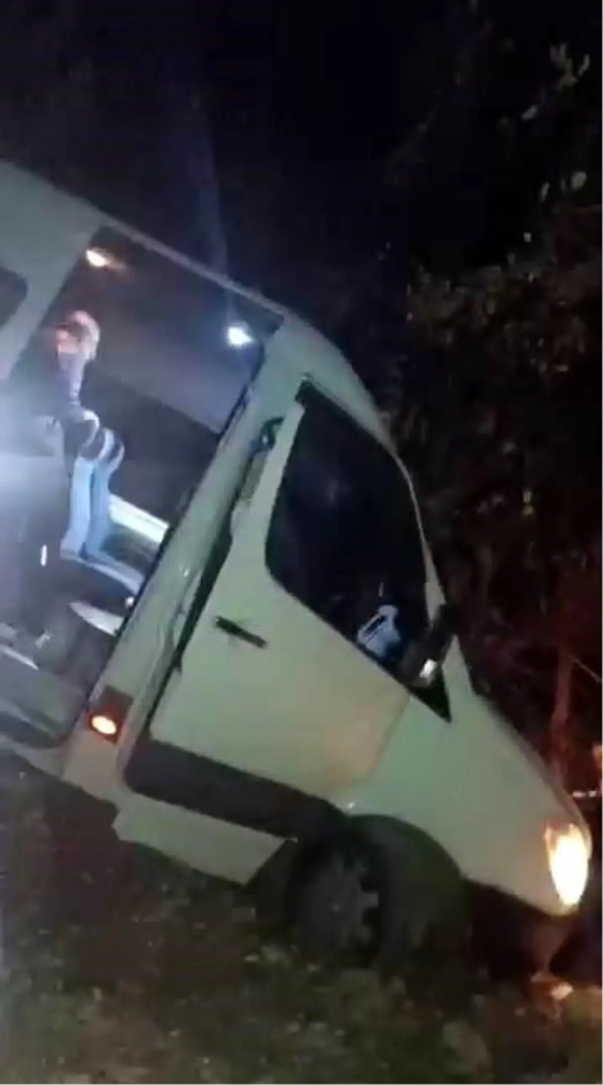 Diyarbakır\'da Minibüs Şarampolde Asılı Kaldı