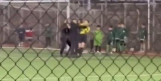 12 yaş altı lig müsabakasında skandal! Teknik direktör, kadın hakeme tokat attı 12 yaş altı lig müsabakasında skandal! Teknik direktör, kadın hakeme tokat attı