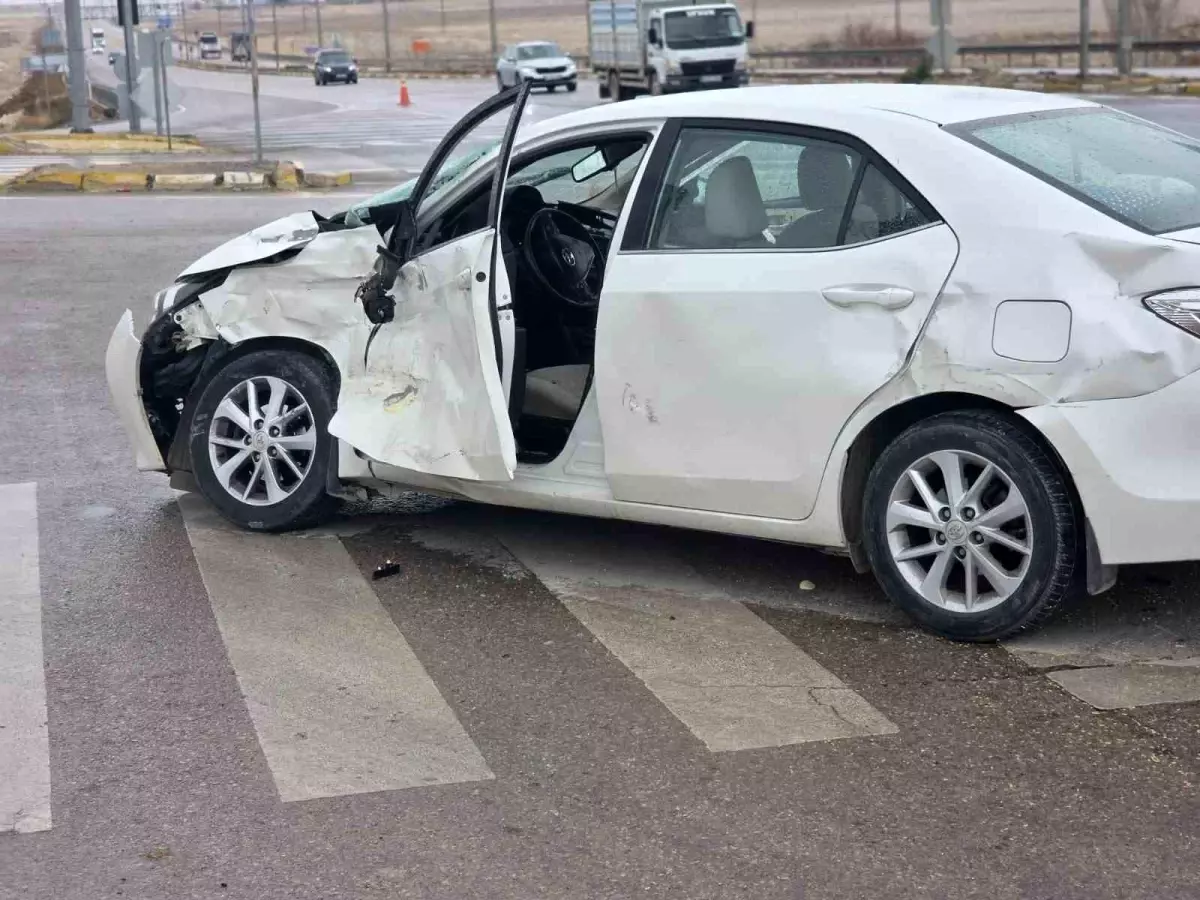 Aksaray\'da Otomobil ve Tır Çarpıştı