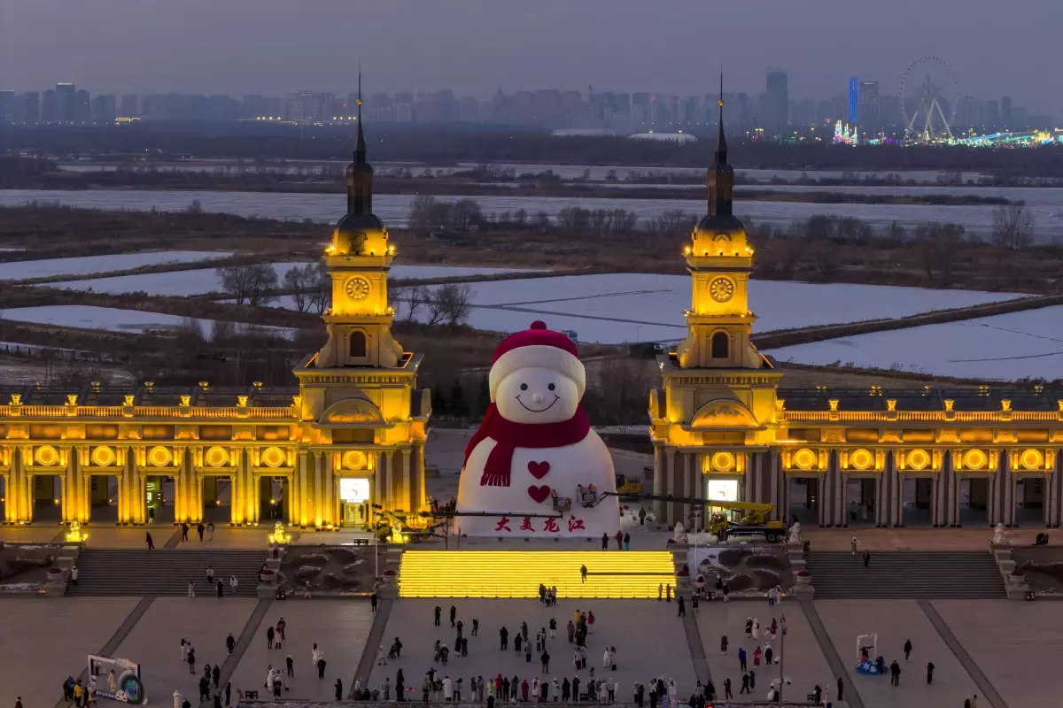 Harbin\'de Dev Kardan Adam İlgi Görüyor