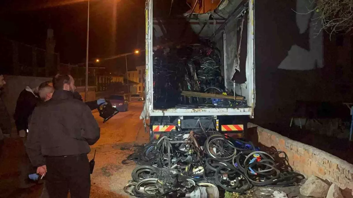 Eskişehir\'de Bisiklet Yüklü Kamyonda Yangın