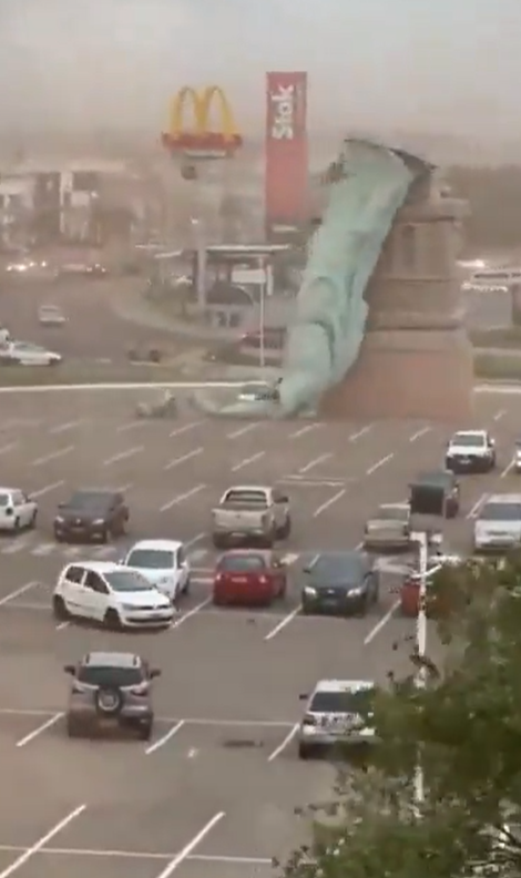 Brezilya'da fırtına dehşeti: 24 metrelik özgürlük heykeli devrildi