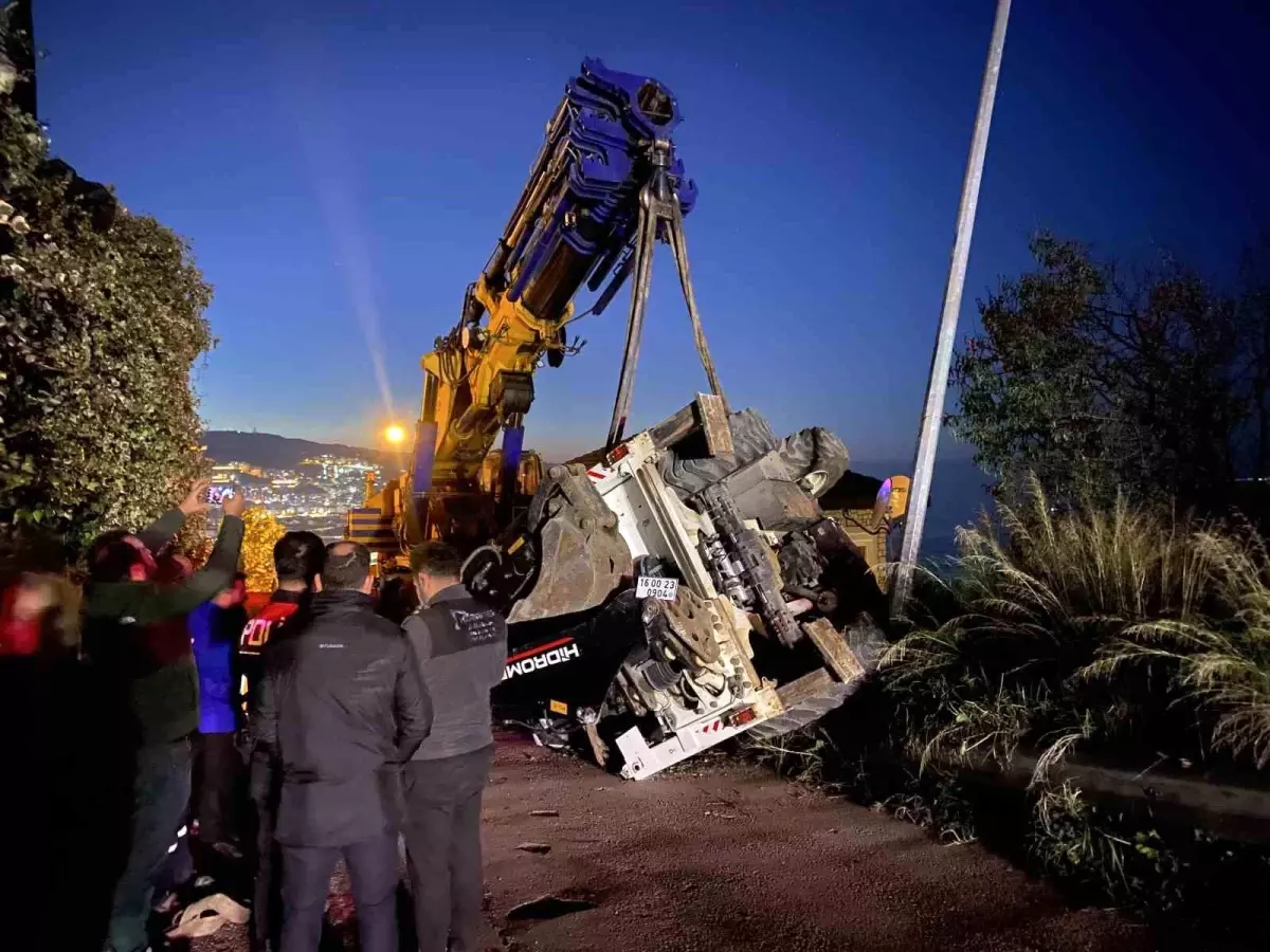 Mudanya\'da Vinçten Düşen İş Makinesi Panik Yarattı
