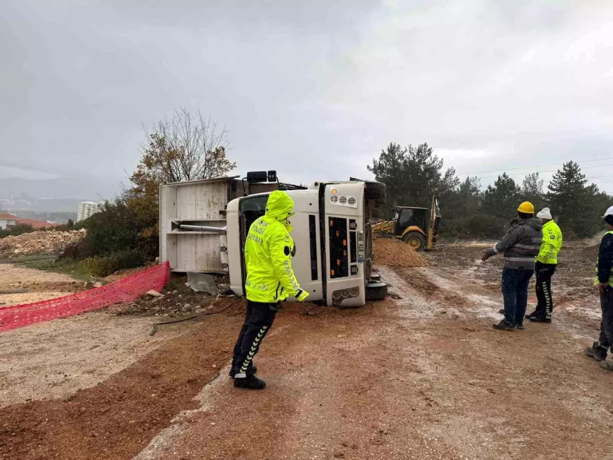 Devrilen kamyonda sıkışan sürücüsü yaralandı