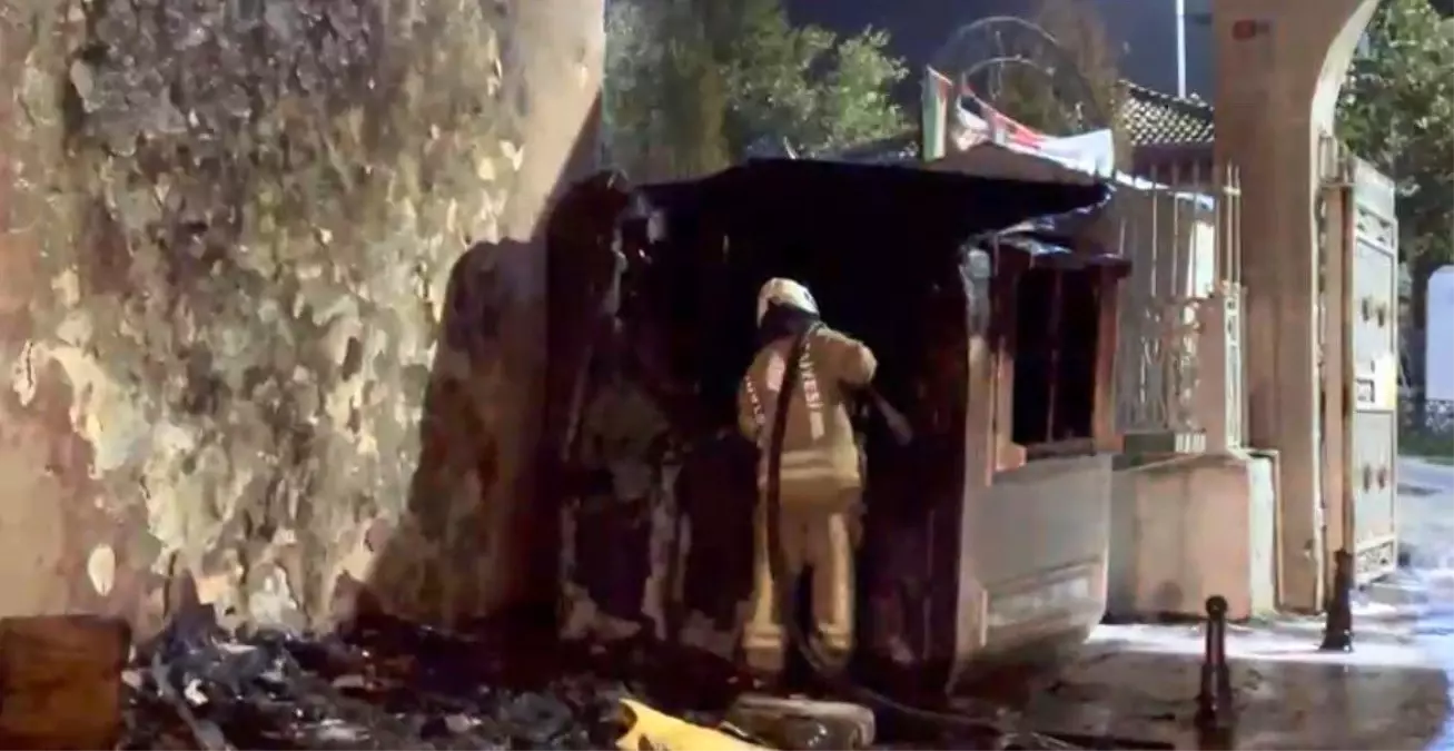 Fatih\'te Cami Önünde Güvenlik Kulübesi Yanarak Kullanılamaz Hale Geldi