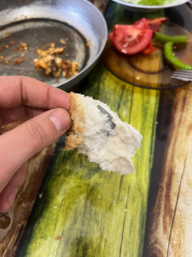 Fırından aldığı ekmeğin içinden jilet çıktı