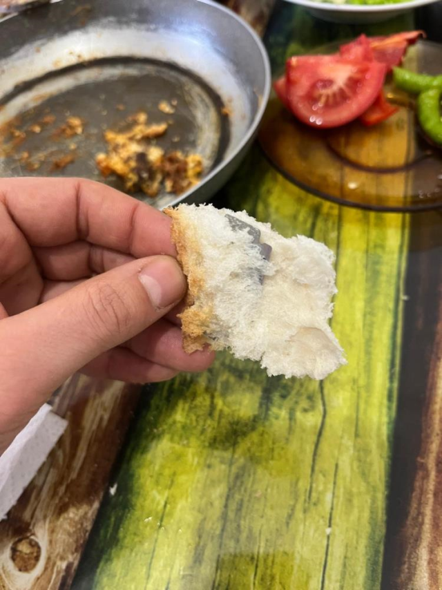 Fırından aldığı ekmeğin içinden jilet çıktı