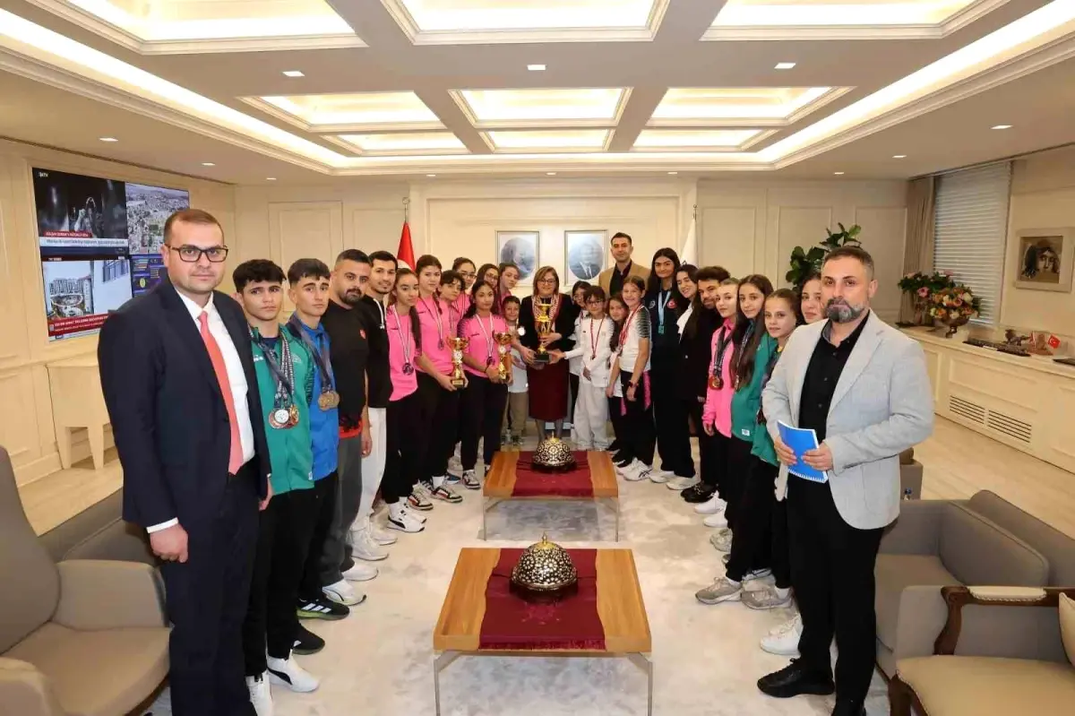 Gaziantep\'in şampiyonları, Şahin ile bir araya geldi