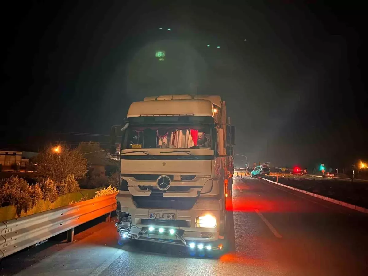 Gaziantep\'te Tır ile Hafif Ticari Araç Çarpıştı