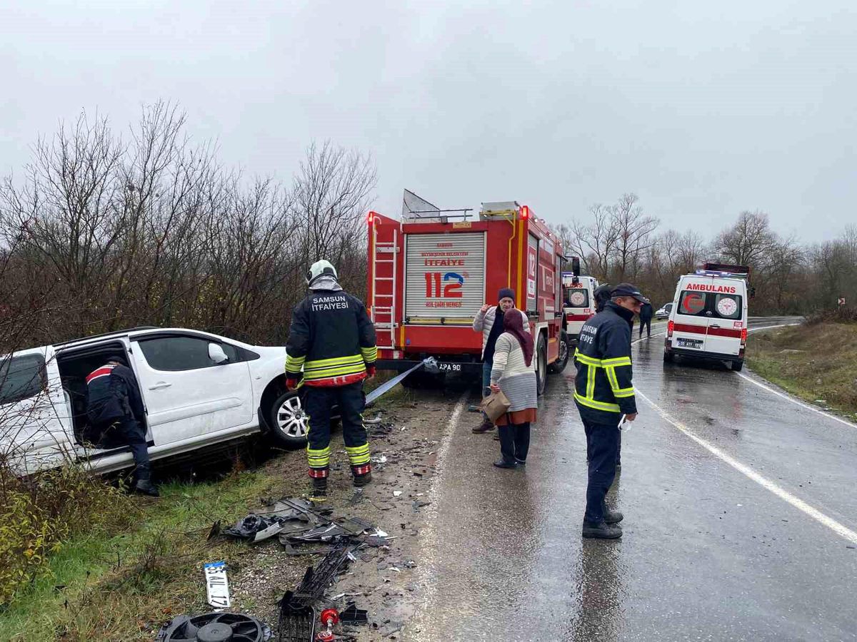 Samsun\'da Trafik Kazası: İki Yaralı