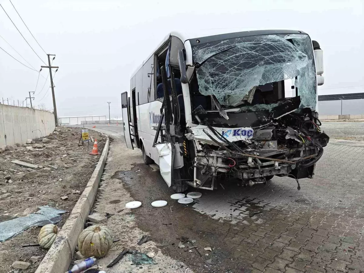 Kayseri\'de İşçi Servisi Tıra Çarptı