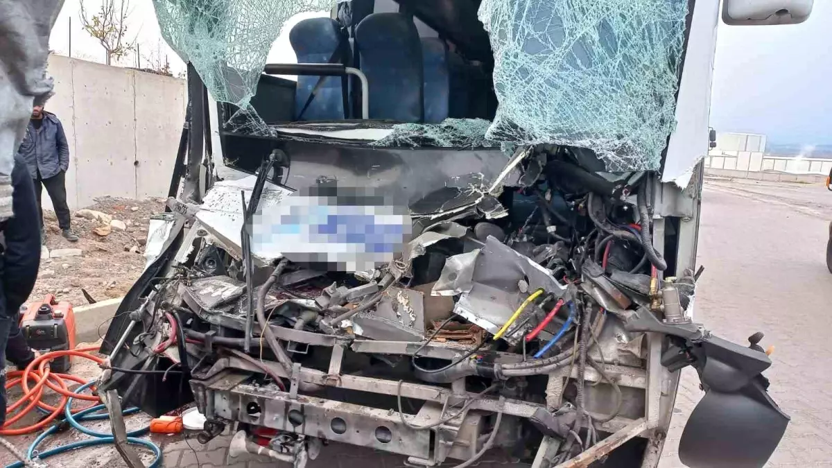 Kayseri\'de İşçi Servisi Tıra Çarptı