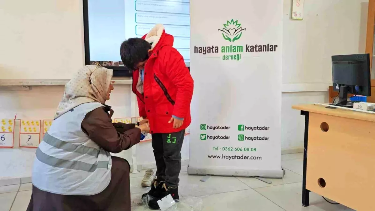 Öğrencilere Kış Hediyeleri Dağıtıldı