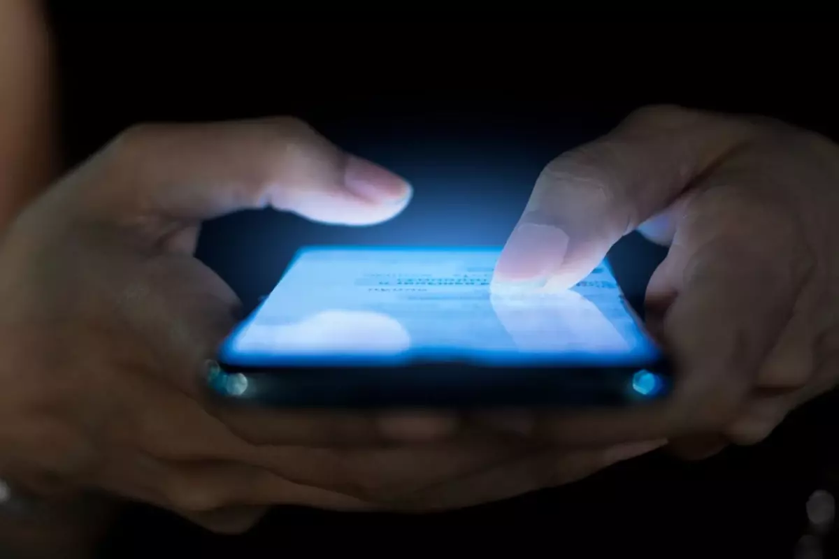 Liseli kızların mesajlaşma grubuna müstehcen fotoğraf yollayan öğretmen tutuklandı