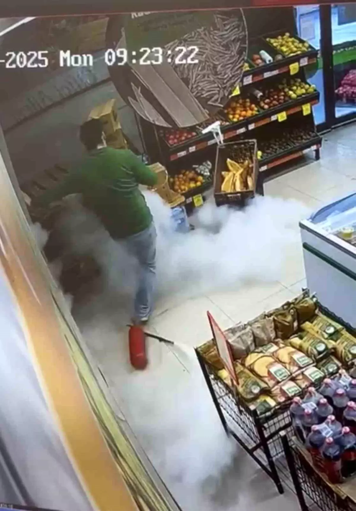 Market Çalışanından Yangın Tüpüyle Panik