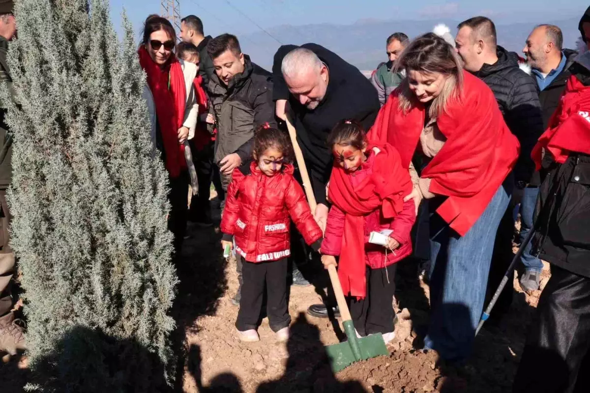Menemen Belediyesi, \'yeni doğan bebekler\' için binlerce fidan dikti