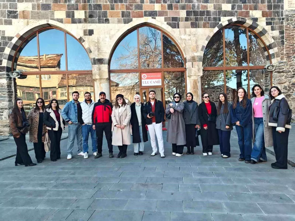 Muş\'ta Fotoğrafçılık Eğitimi alan Öğrenciler Tarihi Mekanları Fotoğrafladı